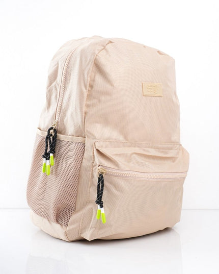 Morral impermeable beige con bolsillo frontal y correa
