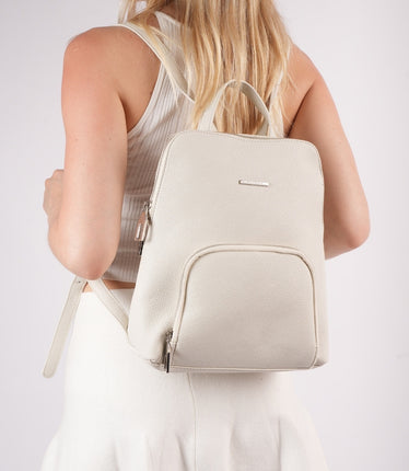 Morral blanco con bolsillo frontal y correas
