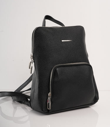 Morral negro con bolsillo frontal y correas