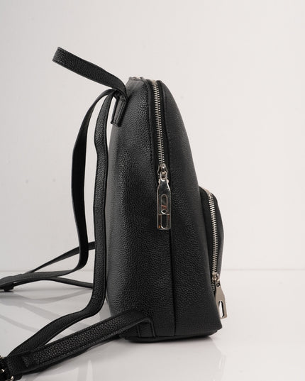 Morral negro con bolsillo frontal y correas
