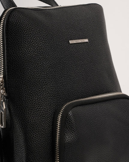 Morral negro con bolsillo frontal y correas