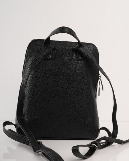 Morral negro con bolsillo frontal y correas