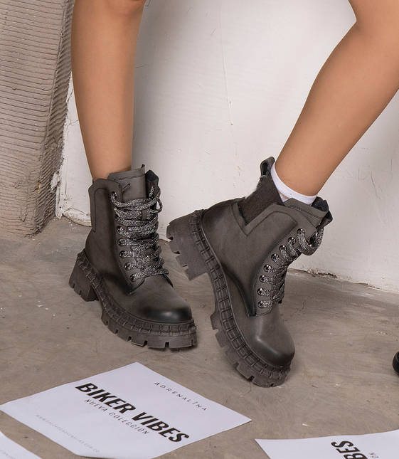 Botín gris tipo militar cordones