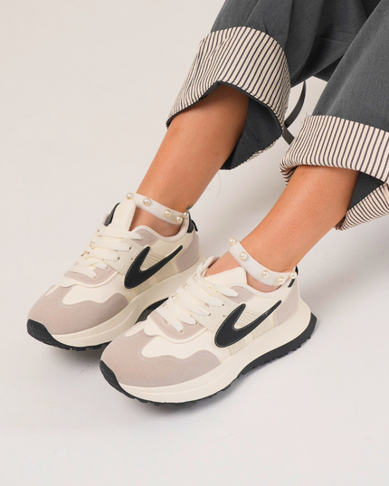 Tenis blancos x gris y detalles negro