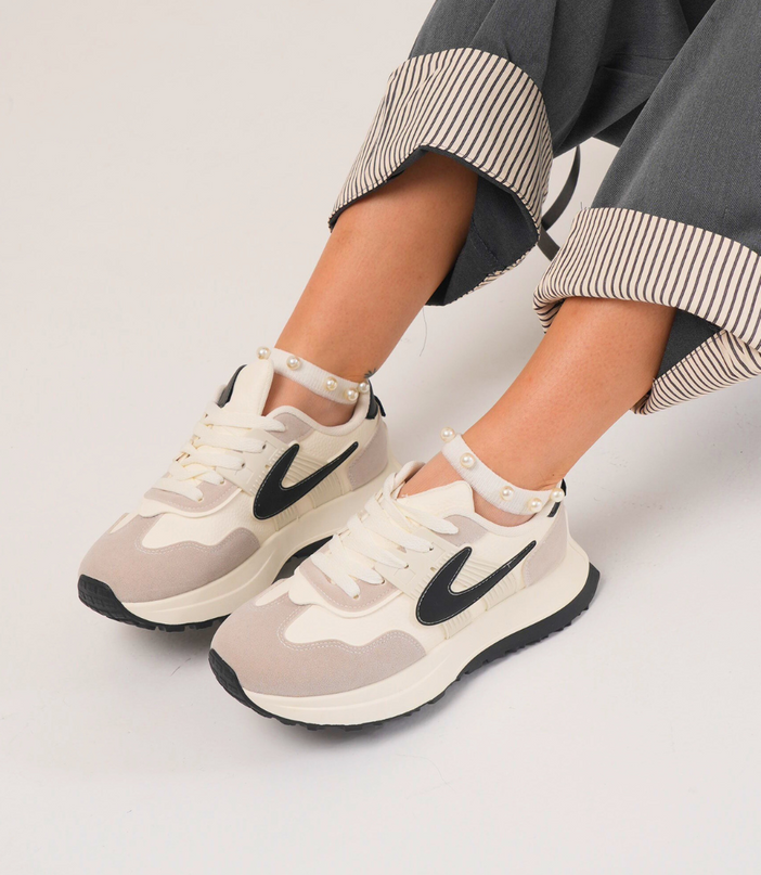Tenis blancos x gris y detalles negro