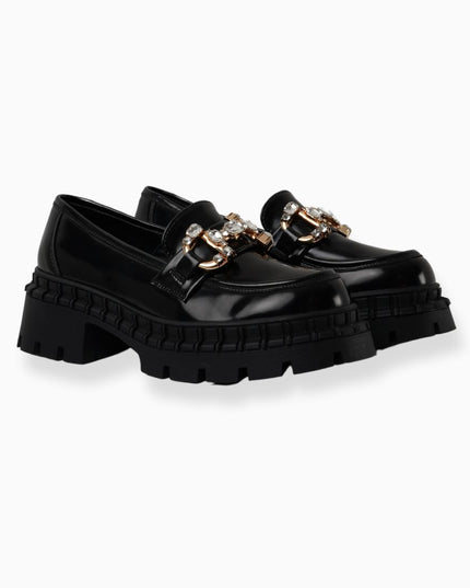Mocasines negros brillantes con hebilla de perlas