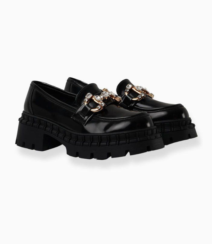 Mocasines negros brillantes con hebilla de perlas