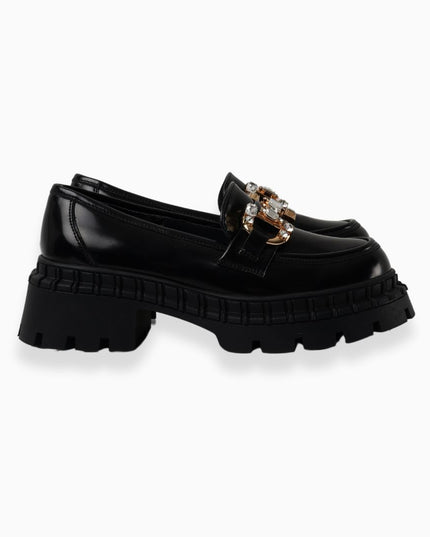 Mocasines negros brillantes con hebilla de perlas