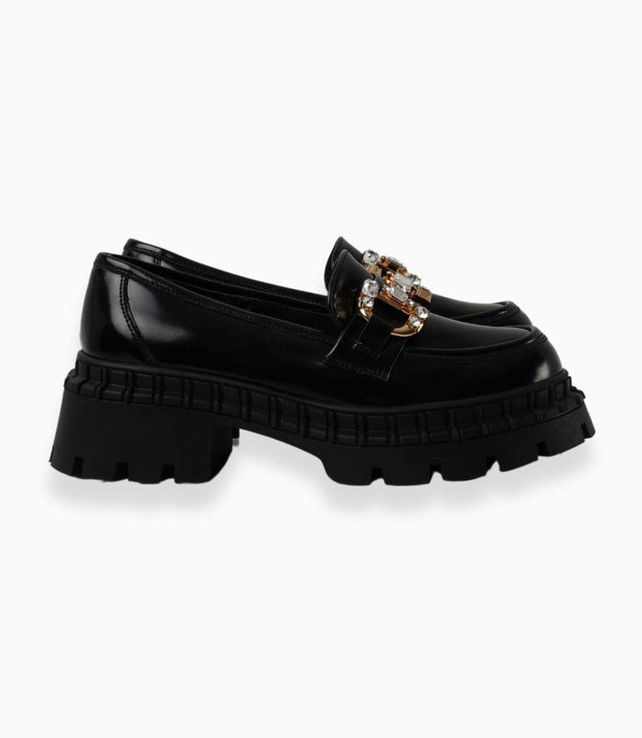 Mocasines negros brillantes con hebilla de perlas