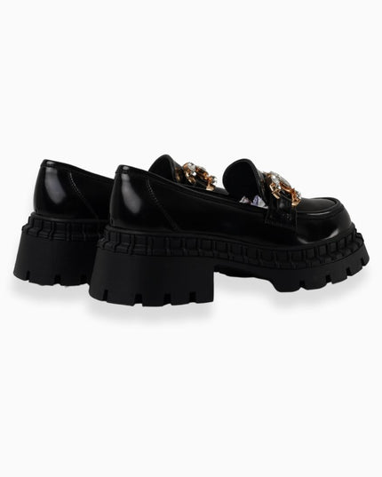 Mocasines negros brillantes con hebilla de perlas