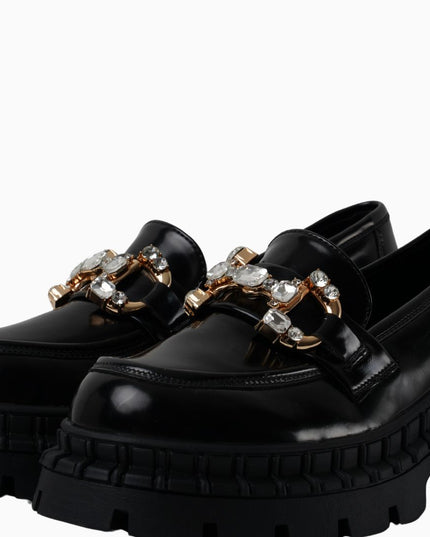 Mocasines negros brillantes con hebilla de perlas