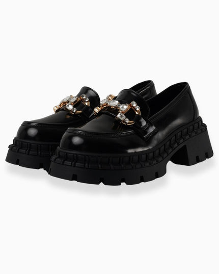 Mocasines negros brillantes con hebilla de perlas