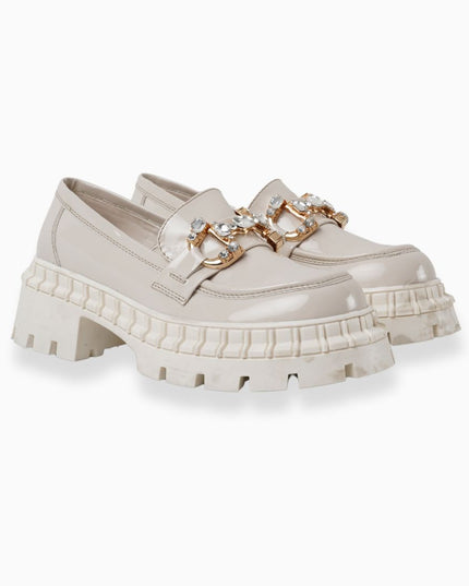 Mocasín hueso charol liso