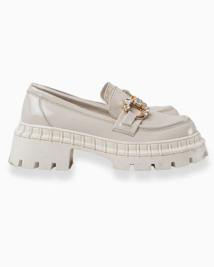 Mocasín hueso charol liso