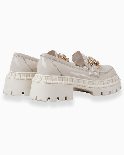 Mocasín hueso charol liso