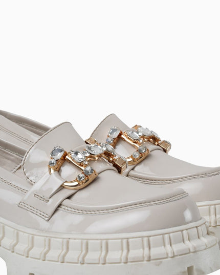 Mocasín hueso charol liso