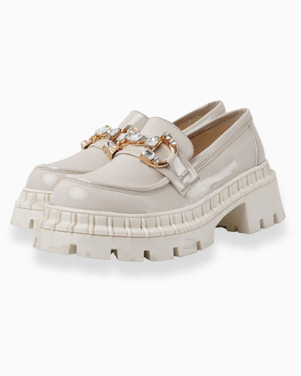 Mocasín hueso charol liso