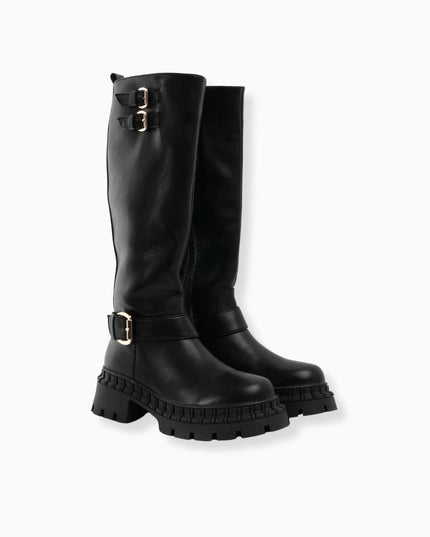 Bota larga negra y hebillas