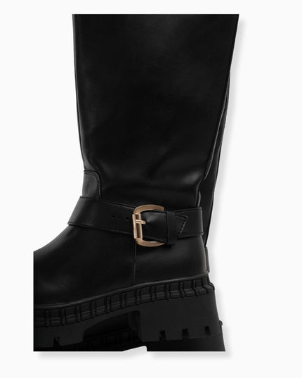 Bota larga negra y hebillas