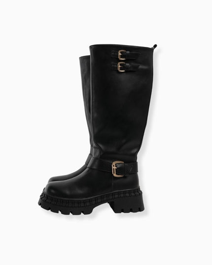 Bota larga negra y hebillas