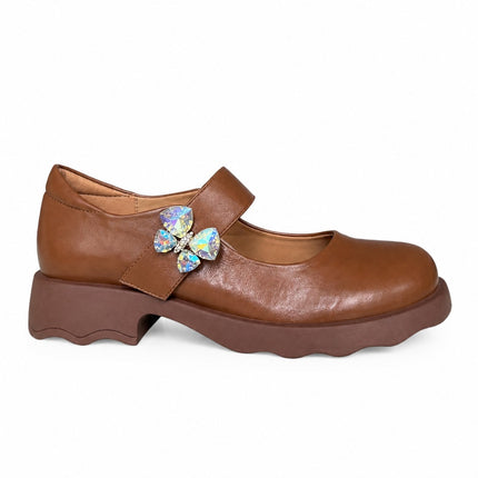 Mocasines café con aplique mariposa