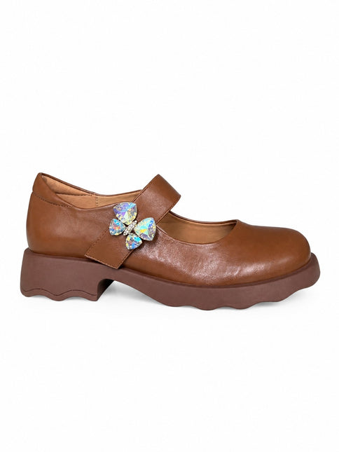 Mocasines café con aplique mariposa