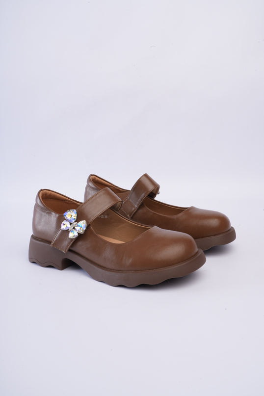 Mocasines café con aplique mariposa