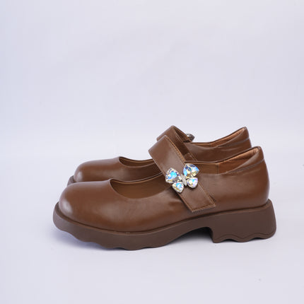 Mocasines café con aplique mariposa