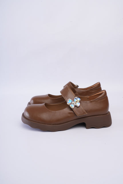 Mocasines café con aplique mariposa