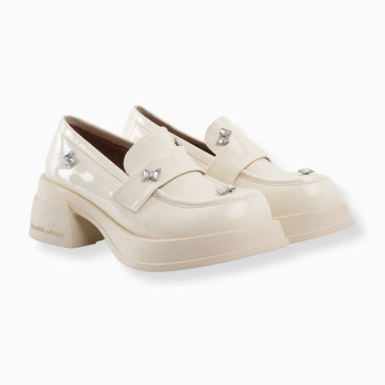 Mocasines charol crema con apliques mariposa