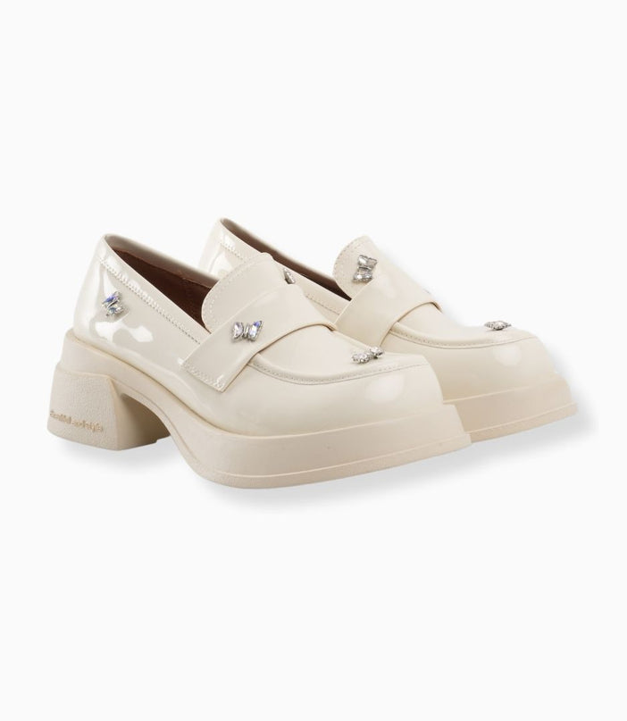 Mocasines charol crema con apliques mariposa