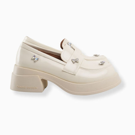 Mocasines charol crema con apliques mariposa