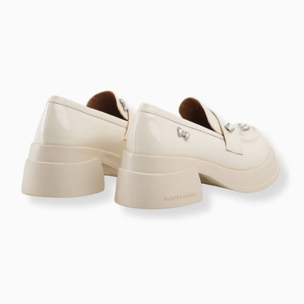 Mocasines charol crema con apliques mariposa