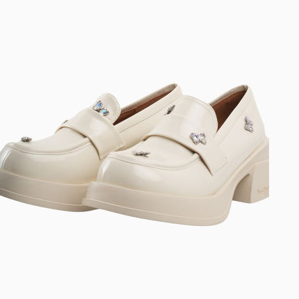 Mocasines charol crema con apliques mariposa