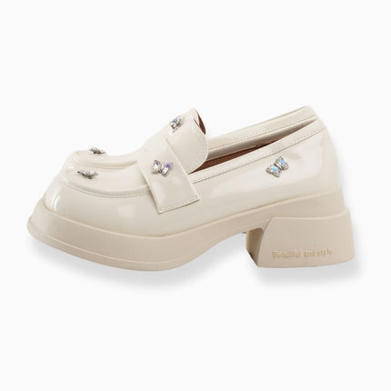 Mocasines charol crema con apliques mariposa