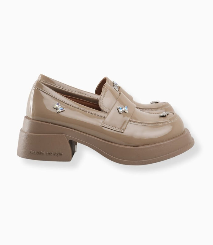 Mocasines charol kaki con apliques mariposa