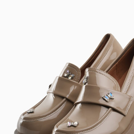 Mocasines charol kaki con apliques mariposa