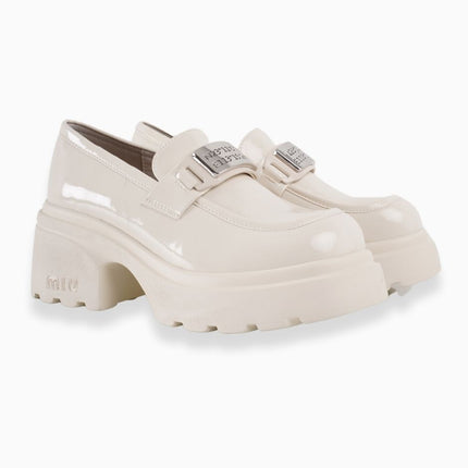 Mocasines crema brillantes con hebilla plateada
