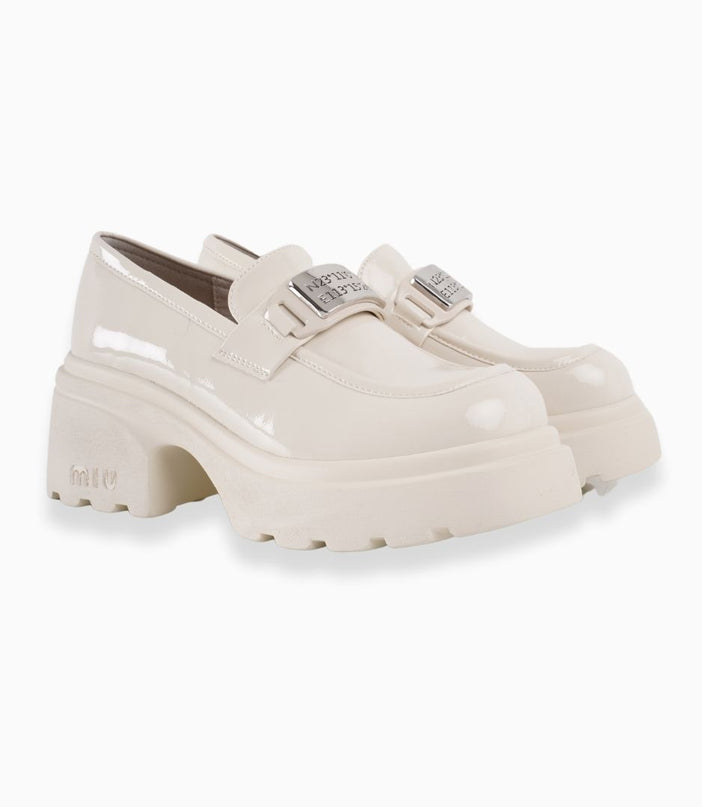 Mocasines crema brillantes con hebilla plateada