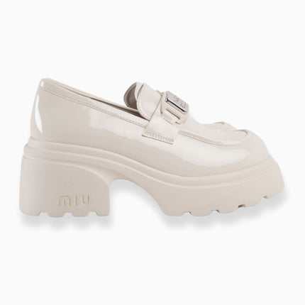 Mocasines crema brillantes con hebilla plateada