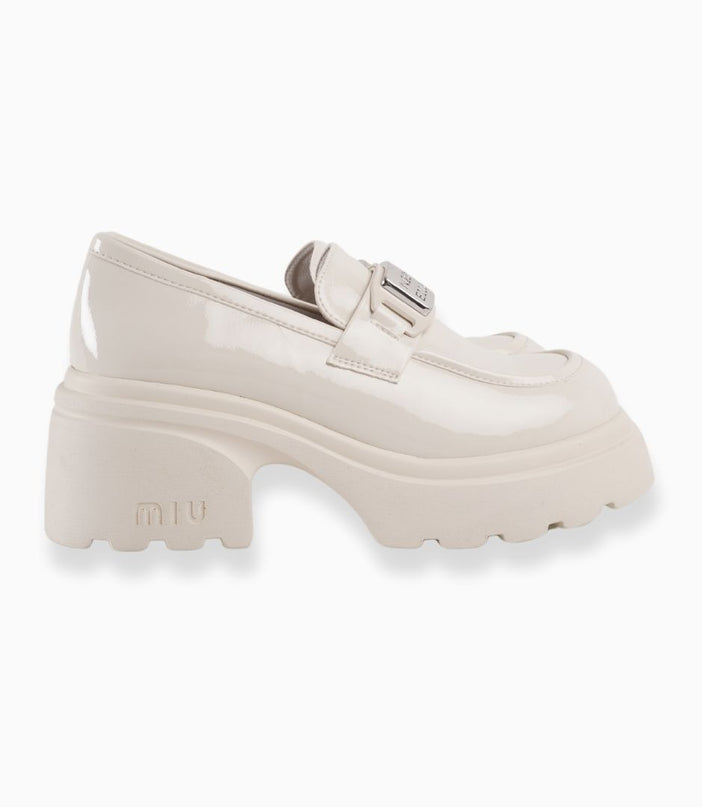 Mocasines crema brillantes con hebilla plateada