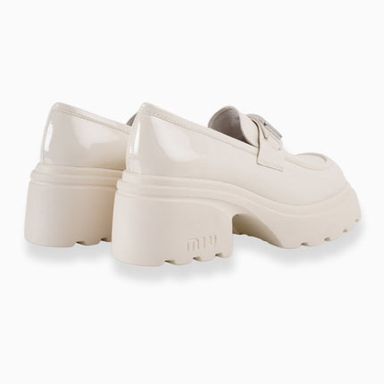 Mocasines crema brillantes con hebilla plateada