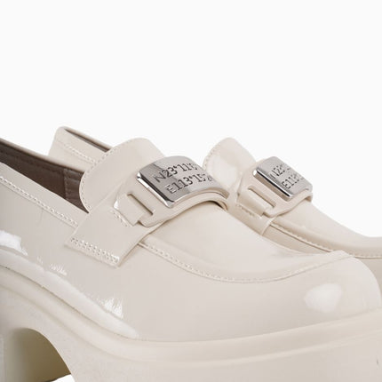 Mocasines crema brillantes con hebilla plateada
