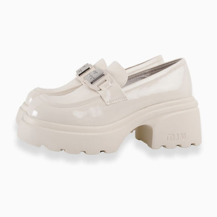 Mocasines crema brillantes con hebilla plateada