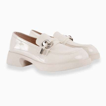 Mocasines crema charol con hebilla plateada