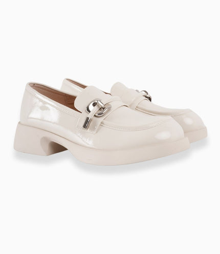 Mocasines crema charol con hebilla plateada