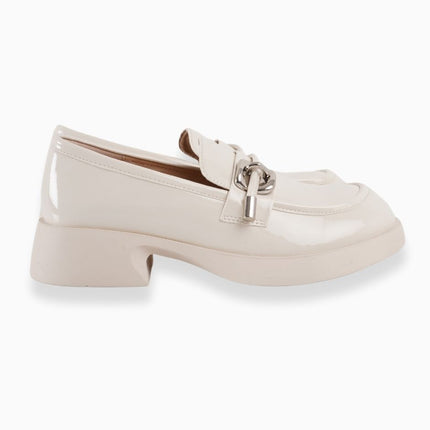 Mocasines crema charol con hebilla plateada