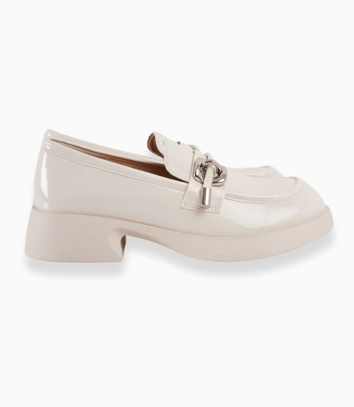 Mocasines crema charol con hebilla plateada