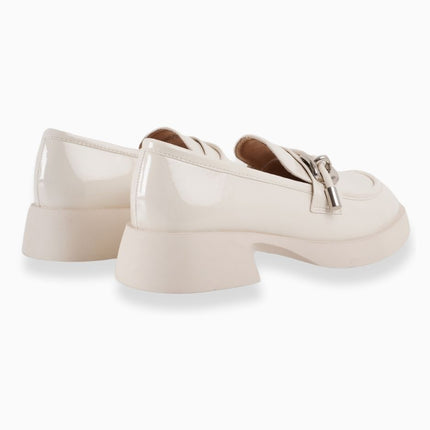 Mocasines crema charol con hebilla plateada