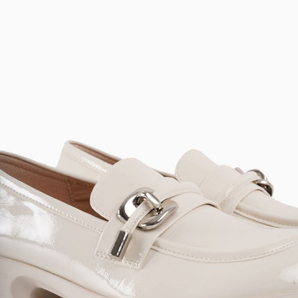 Mocasines crema charol con hebilla plateada